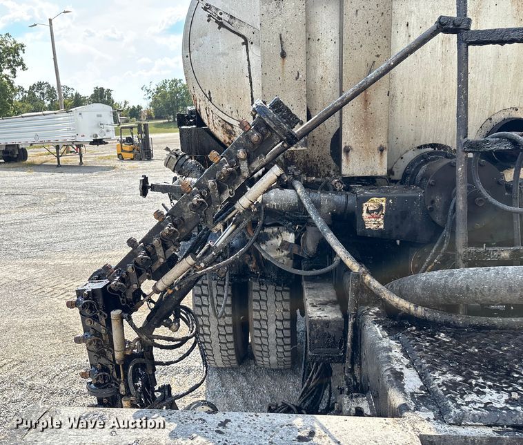 image for item ED2229 2000 International 4700 oil distributor truck