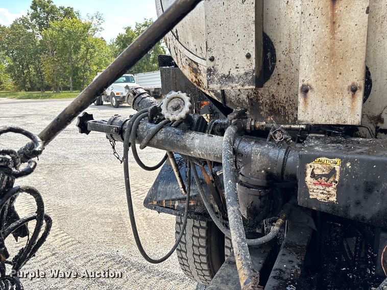 image for item ED2229 2000 International 4700 oil distributor truck