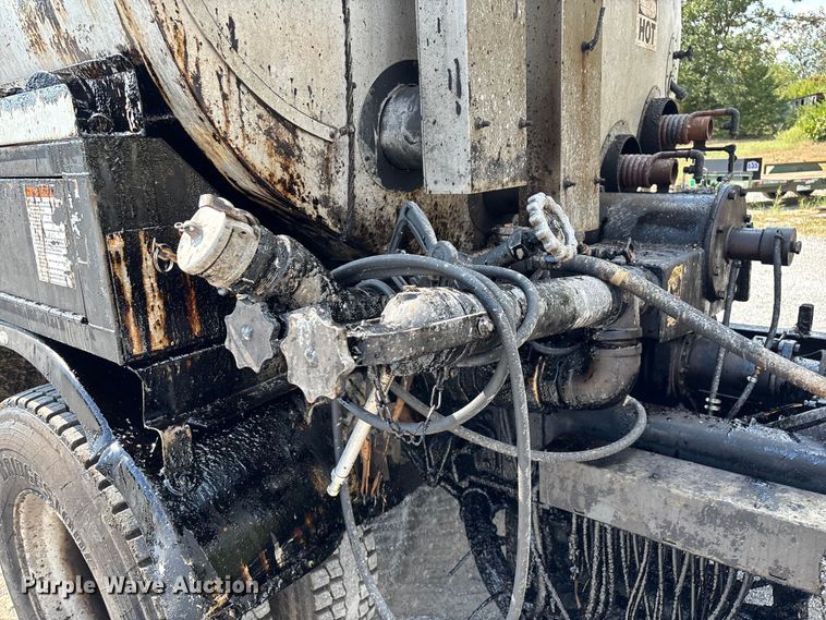 image for item ED2229 2000 International 4700 oil distributor truck