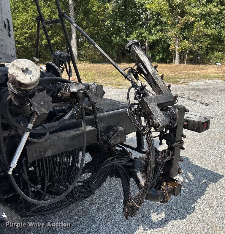 image for item ED2229 2000 International 4700 oil distributor truck