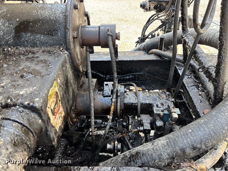 image for item ED2229 2000 International 4700 oil distributor truck