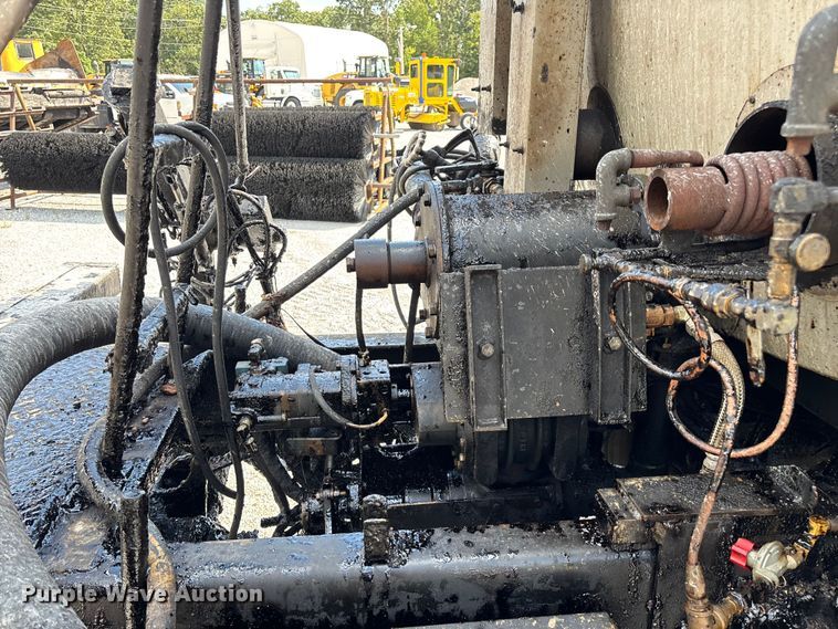 image for item ED2229 2000 International 4700 oil distributor truck