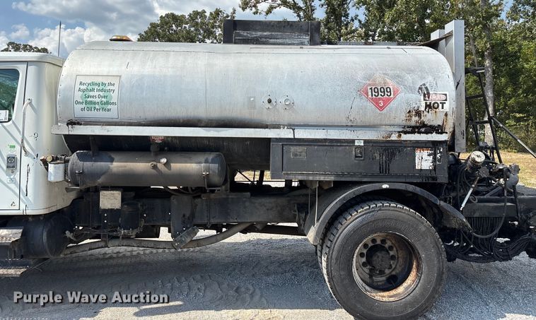 image for item ED2229 2000 International 4700 oil distributor truck