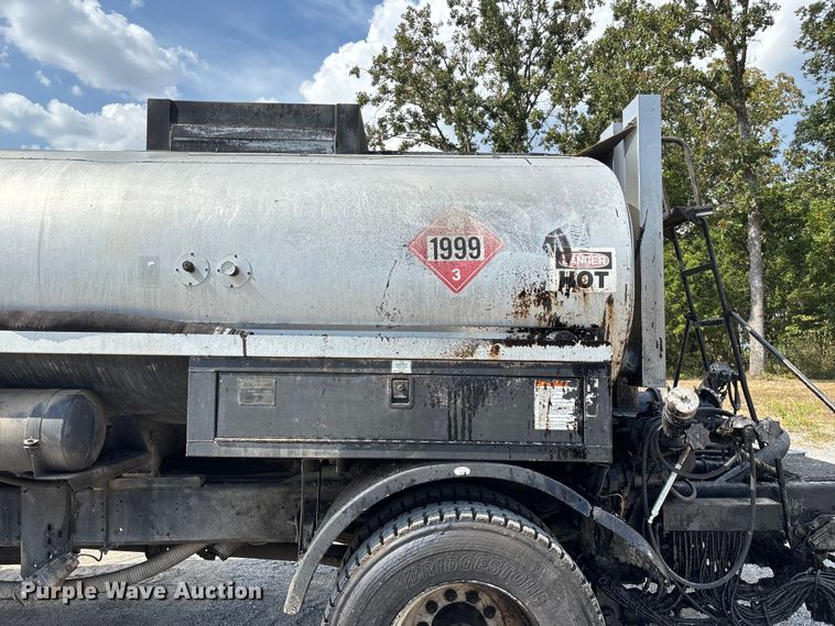 image for item ED2229 2000 International 4700 oil distributor truck