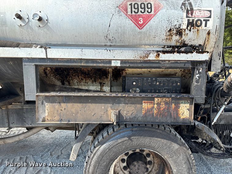 image for item ED2229 2000 International 4700 oil distributor truck