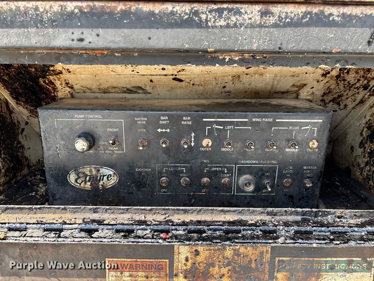 image for item ED2229 2000 International 4700 oil distributor truck