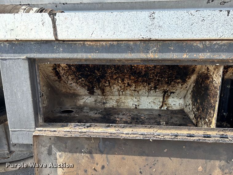 image for item ED2229 2000 International 4700 oil distributor truck