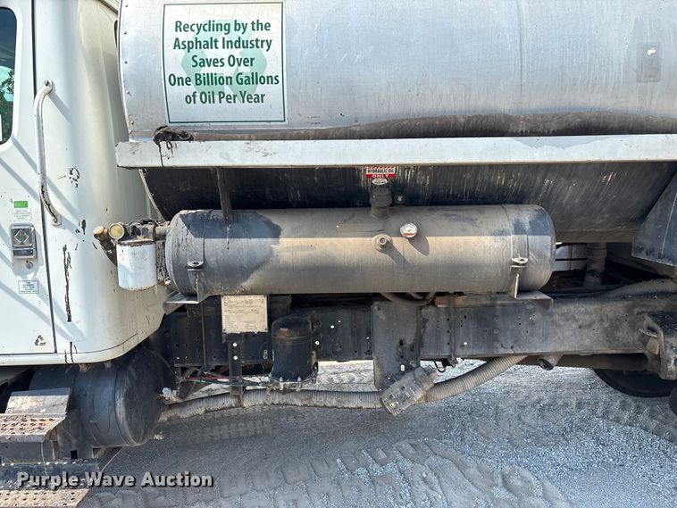 image for item ED2229 2000 International 4700 oil distributor truck