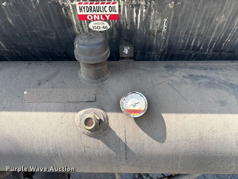 image for item ED2229 2000 International 4700 oil distributor truck