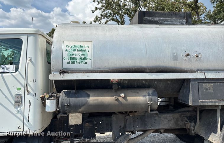 image for item ED2229 2000 International 4700 oil distributor truck