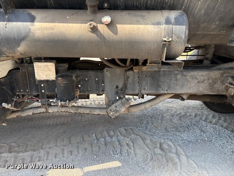 image for item ED2229 2000 International 4700 oil distributor truck