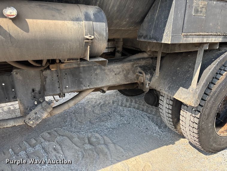 image for item ED2229 2000 International 4700 oil distributor truck