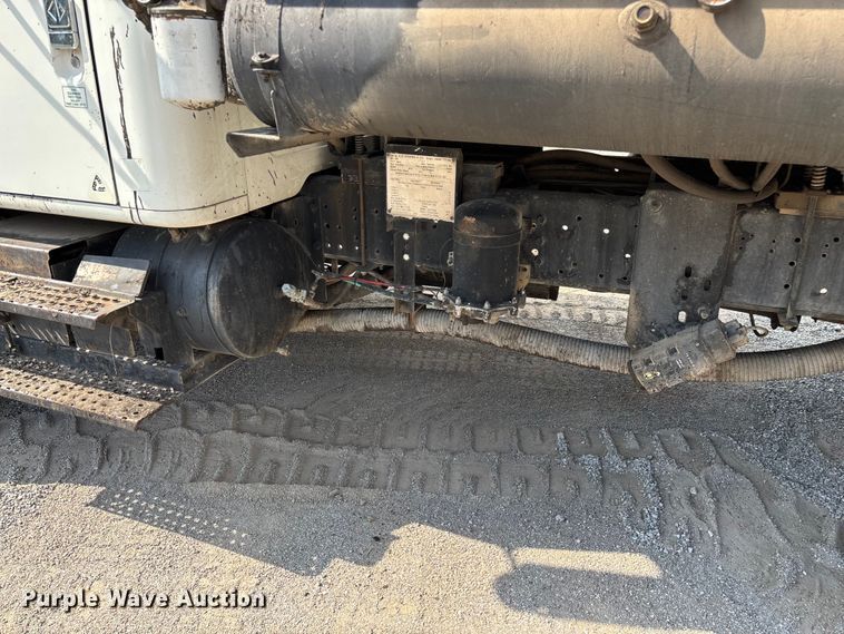 image for item ED2229 2000 International 4700 oil distributor truck