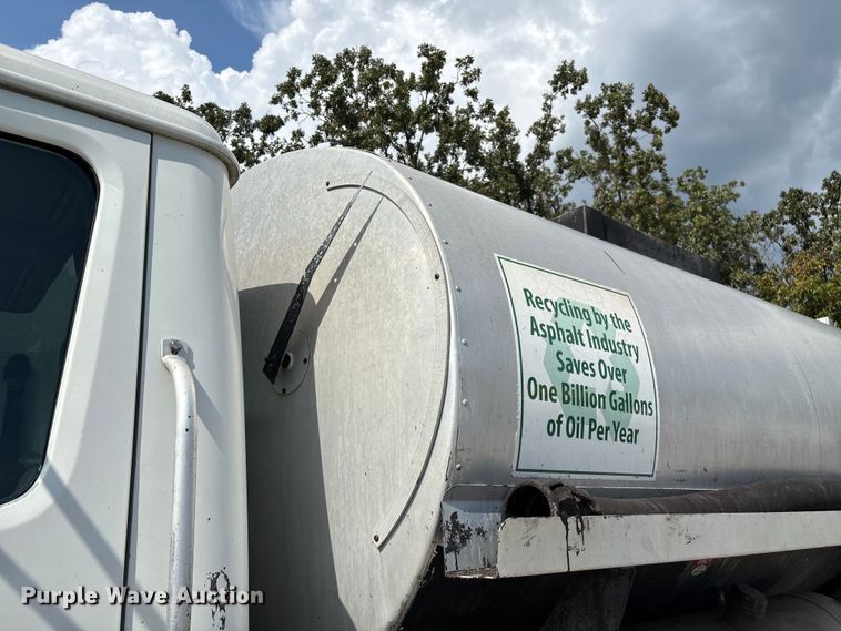 image for item ED2229 2000 International 4700 oil distributor truck