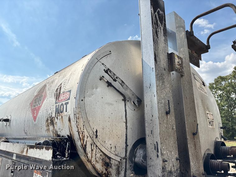 image for item ED2229 2000 International 4700 oil distributor truck