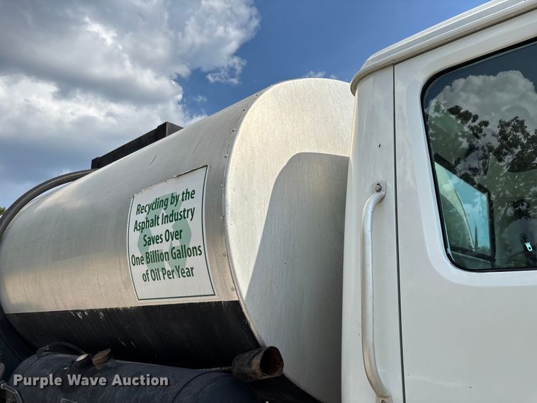 image for item ED2229 2000 International 4700 oil distributor truck