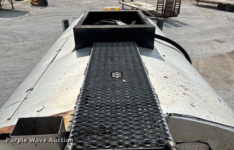 image for item ED2229 2000 International 4700 oil distributor truck