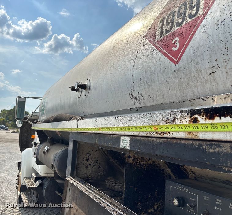 image for item ED2229 2000 International 4700 oil distributor truck