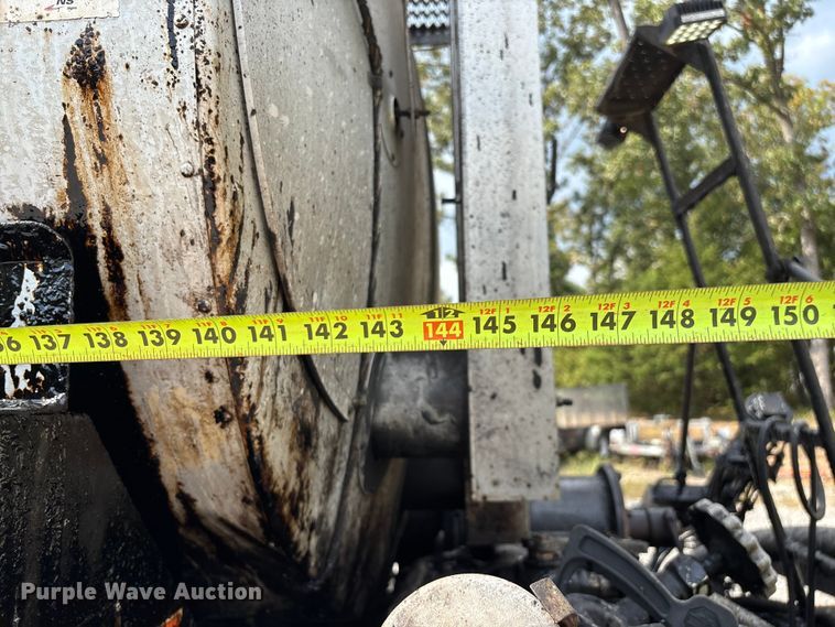 image for item ED2229 2000 International 4700 oil distributor truck