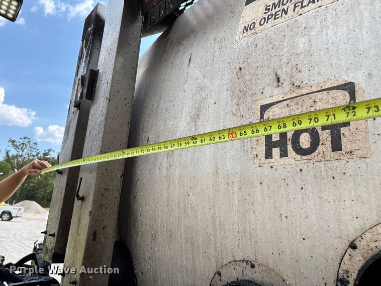 image for item ED2229 2000 International 4700 oil distributor truck