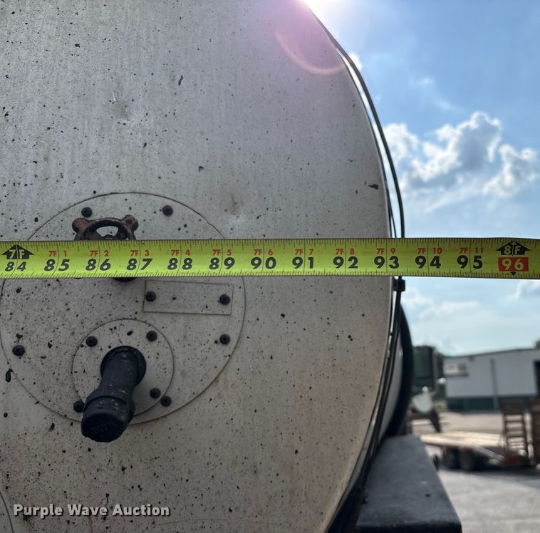 image for item ED2229 2000 International 4700 oil distributor truck