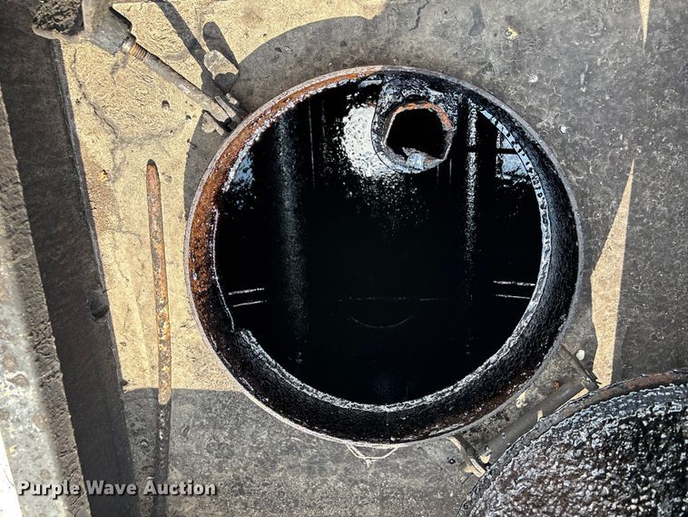 image for item ED2229 2000 International 4700 oil distributor truck