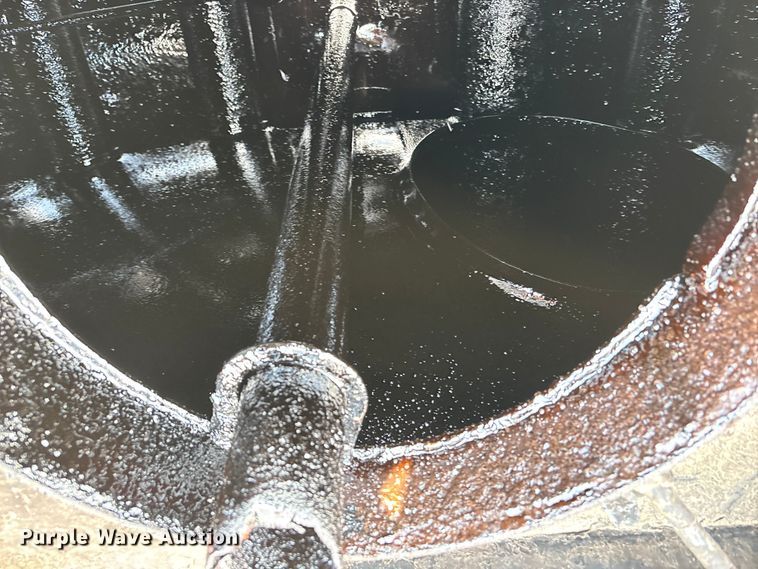 image for item ED2229 2000 International 4700 oil distributor truck