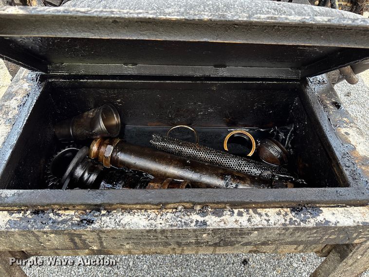 image for item ED2229 2000 International 4700 oil distributor truck