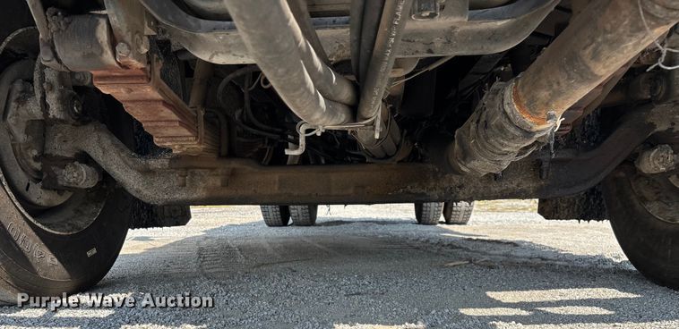 image for item ED2229 2000 International 4700 oil distributor truck