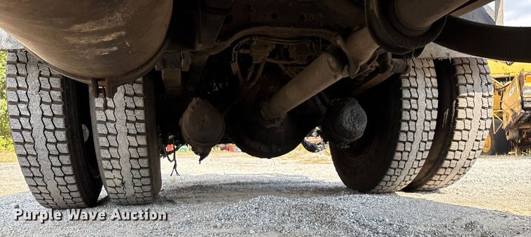 image for item ED2229 2000 International 4700 oil distributor truck