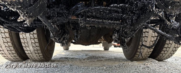 image for item ED2229 2000 International 4700 oil distributor truck