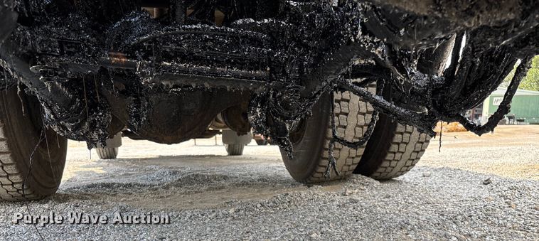 image for item ED2229 2000 International 4700 oil distributor truck