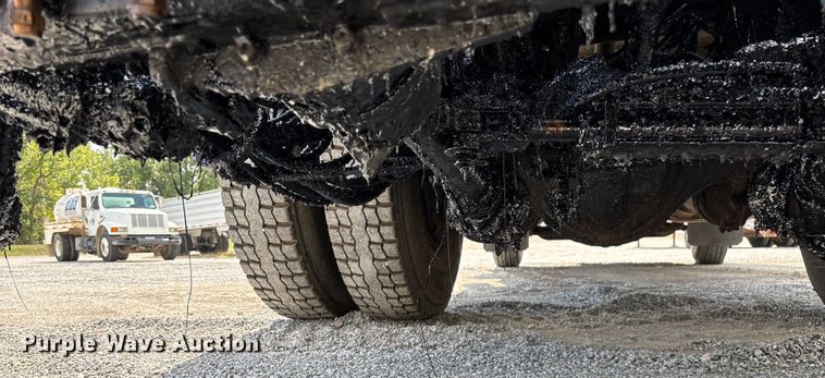 image for item ED2229 2000 International 4700 oil distributor truck