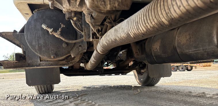 image for item ED2229 2000 International 4700 oil distributor truck