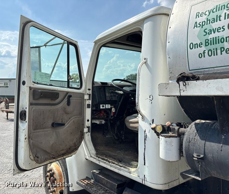 image for item ED2229 2000 International 4700 oil distributor truck