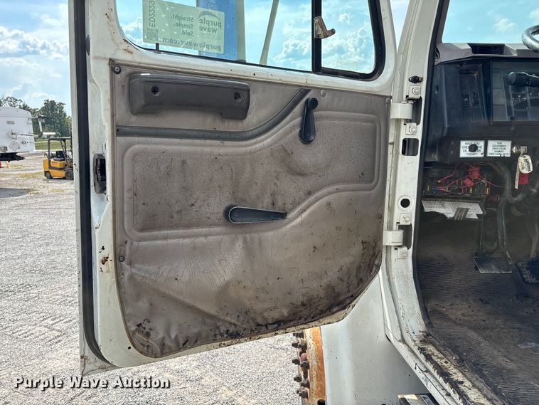 image for item ED2229 2000 International 4700 oil distributor truck