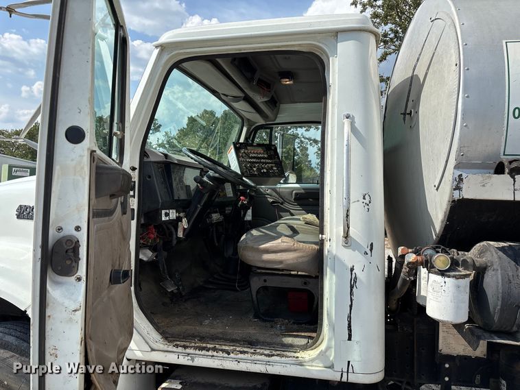 image for item ED2229 2000 International 4700 oil distributor truck