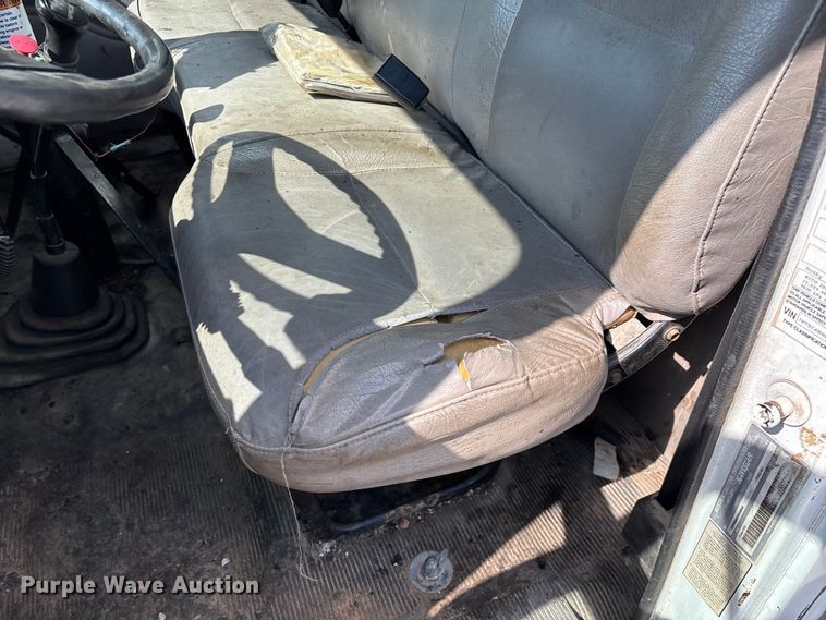 image for item ED2229 2000 International 4700 oil distributor truck