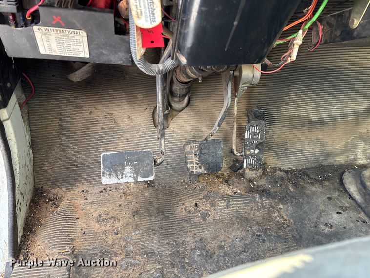 image for item ED2229 2000 International 4700 oil distributor truck