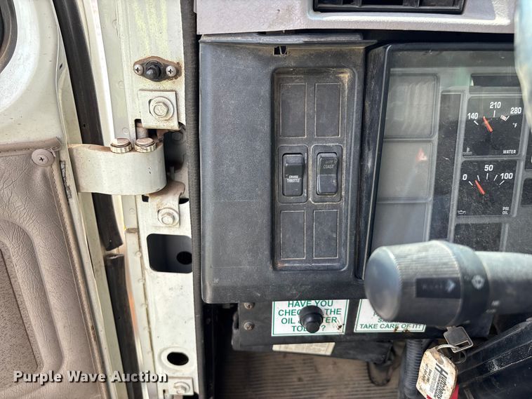 image for item ED2229 2000 International 4700 oil distributor truck