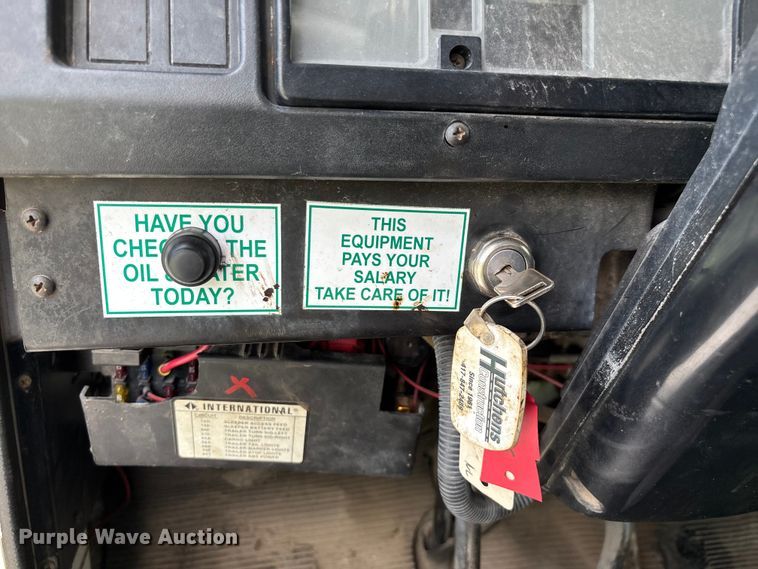 image for item ED2229 2000 International 4700 oil distributor truck