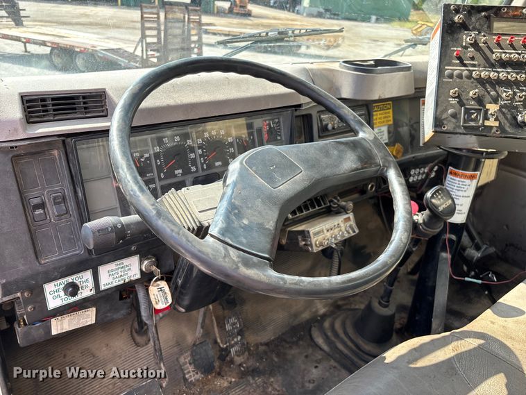 image for item ED2229 2000 International 4700 oil distributor truck