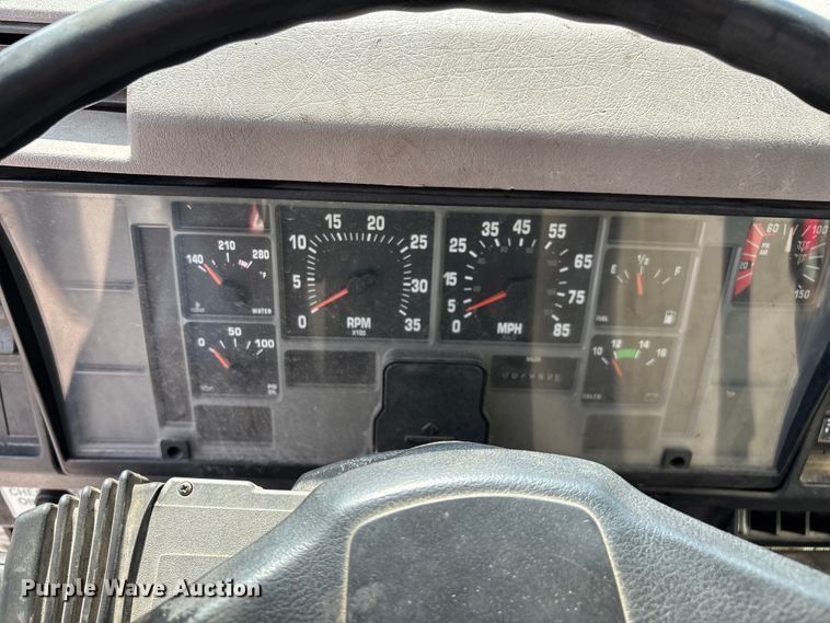 image for item ED2229 2000 International 4700 oil distributor truck