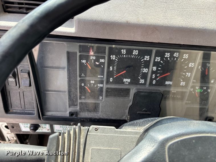 image for item ED2229 2000 International 4700 oil distributor truck