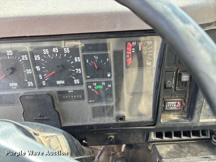 image for item ED2229 2000 International 4700 oil distributor truck