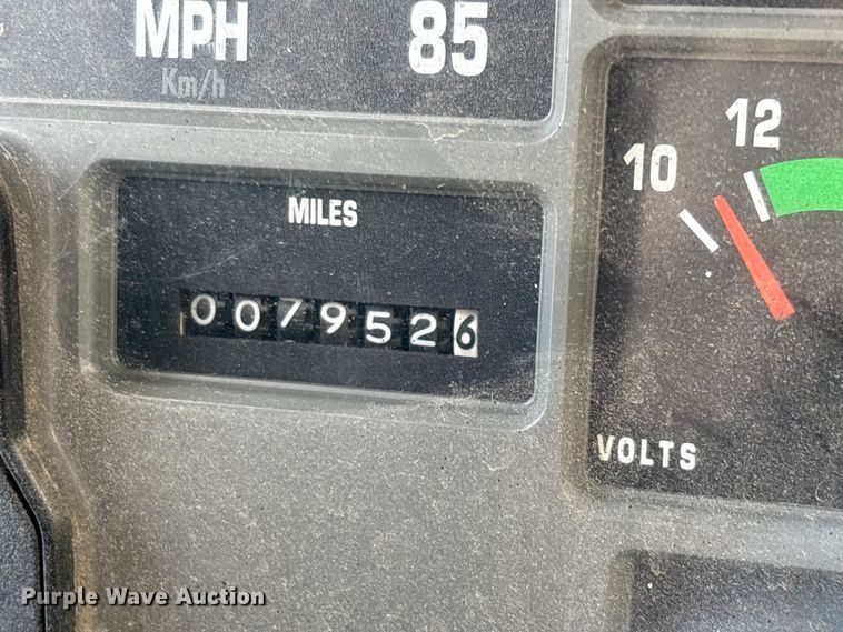 image for item ED2229 2000 International 4700 oil distributor truck