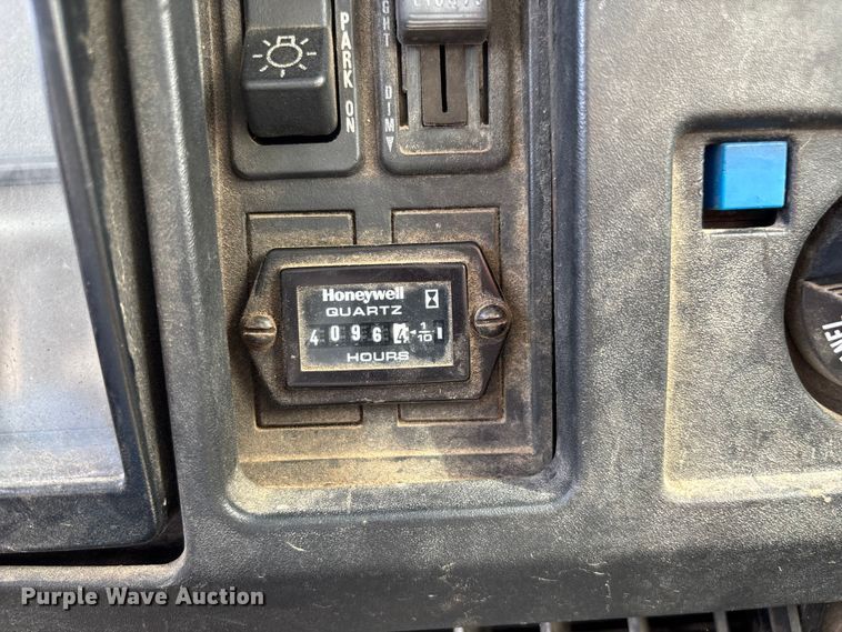 image for item ED2229 2000 International 4700 oil distributor truck