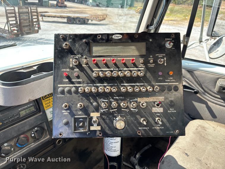 image for item ED2229 2000 International 4700 oil distributor truck