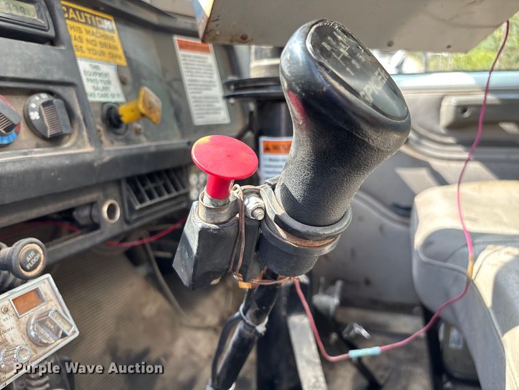 image for item ED2229 2000 International 4700 oil distributor truck