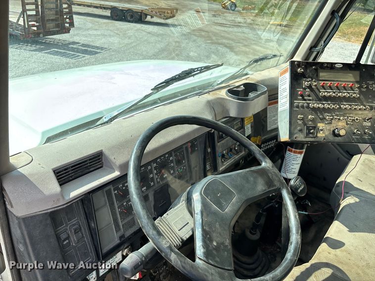 image for item ED2229 2000 International 4700 oil distributor truck